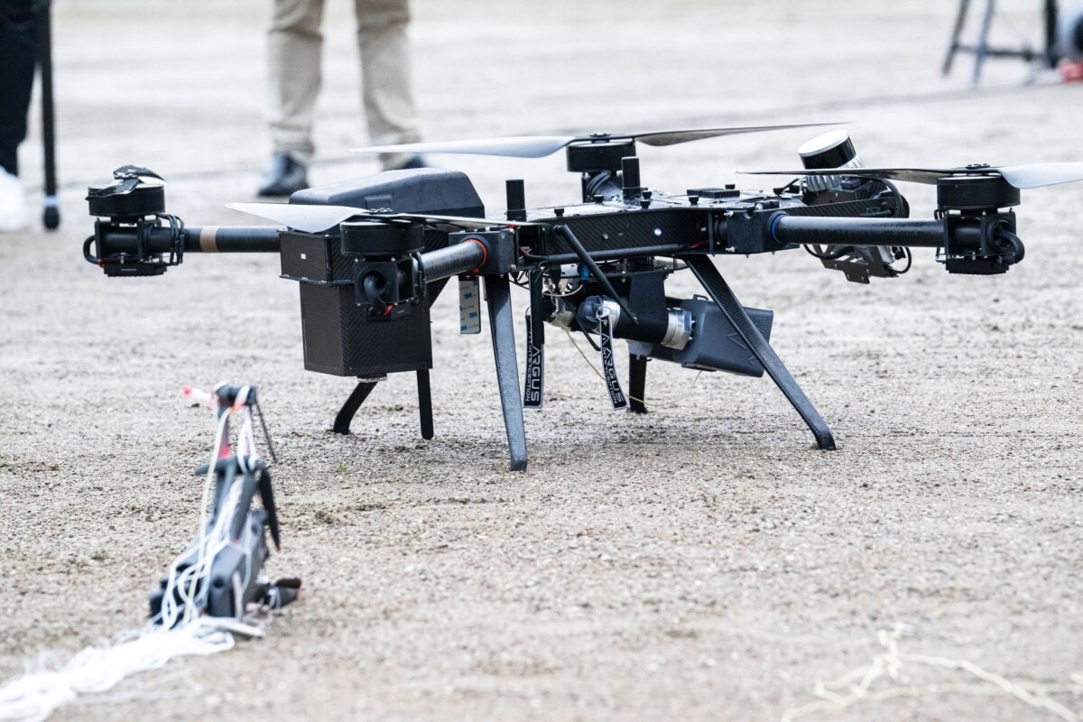 Drohne der Bundespolizei und abgefangene Drohne im Netz Die Polizei kann Drohnen abwehren und abfangen. (Symbolbild)