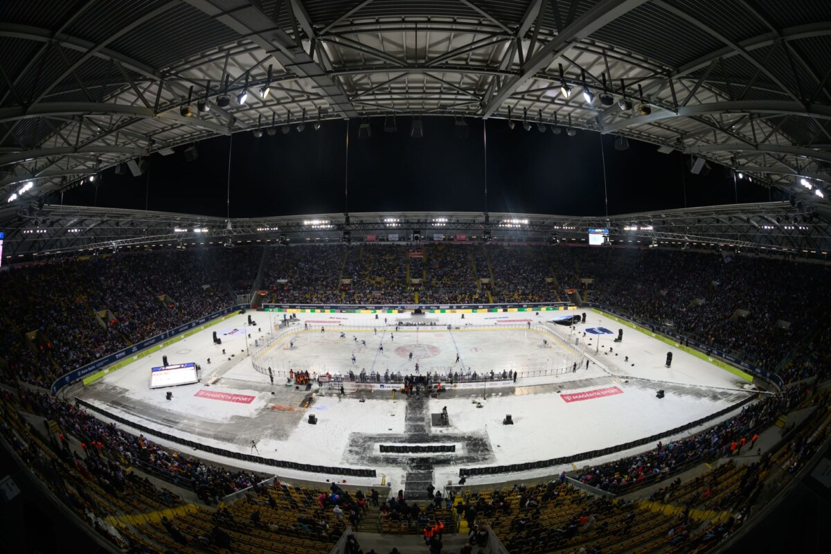 Dresdner Eislöwen - Eisbären Berlin DEL Wintergame begeistert Spieler und Fans im Dresdner Rudolf-Harbig-Stadion.