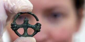 Hobby-Archäologin entdeckt spektakuläres Bronze-Radkreuz Das gefundene Kreuz passt exakt zu einer bereits vor mehr als 40 Jahren in Spandau gefundenen Gussform.