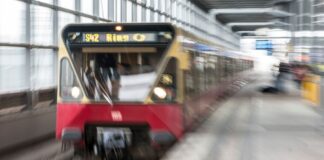 Ringbahn fährt nach Sperrung im Süden wieder durchgehend Nach einer Unterbrechung der Ringbahn im Berliner Süden fahren die Züge inzwischen wieder durchgehend. (Archivbild)