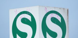Bahn weitet am Montag Angebot auf S1 aus Die S-Bahn Berlin will während des Warnstreiks bei der BVG am Montag zusätzliche Züge auf der Linie S1 fahren lassen. (Archivbild)