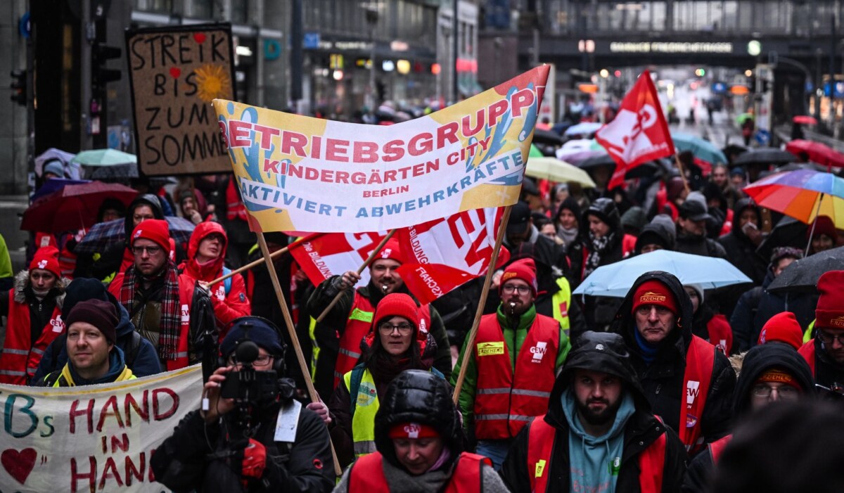 Warnstreik im öffentlichen Dienst in Berlin und Brandenburg Beschäftigte des öffentlichen Dienstes in Berlin demonstrierten in der Innenstadt.