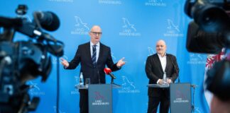 Woidke: BSW hat sich selbst demontiert Brandenburgs Ministerpräsident Dietmar Woidke (SPD) und Finanzminister Robert Crumbach (parteilos) kritisieren das BSW. (Archivbild)