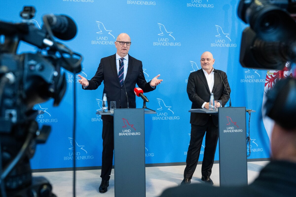 Entwicklung SPD/BSW-Koalition in Brandenburg Brandenburgs Ministerpräsident Dietmar Woidke (SPD) und Finanzminister Robert Crumbach (parteilos) kritisieren das BSW. (Archivbild)