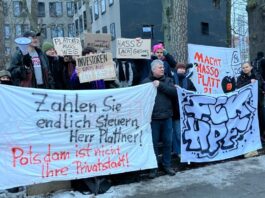 Schneller Uni-Campus in Potsdam geplant – auch Protest Einige Studierende protestieren gegen den Milliardär Hasso Plattner und das Projekt für einen neuen Uni-Campus in Potsdam. Das Konzept wurde am Abend an der Uni am Griebnitzsee öffentlich vorgestellt.
