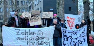 Schneller Uni-Campus in Potsdam geplant – auch Protest Einige Studierende protestieren gegen den Milliardär Hasso Plattner und das Projekt für einen neuen Uni-Campus in Potsdam. Das Konzept wurde am Abend an der Uni am Griebnitzsee öffentlich vorgestellt.
