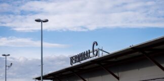 Geflüchtete in andere Unterkunft gebracht Den Terminal C am Flughafen Tegel nutzte früher die Gesellschaft Air Berlin. (Archivbild)