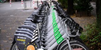 Streit um Leihräder – weitere Niederlage für Nextbike Mietfahrräder von Nextbike stehen in einer Straße in Berlin-Friedrichshain. (Symbolbild)