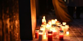 Erinnern an den Holocaust – Berlin gedenkt der Opfer Kerzen stehen vor dem Holocaust-Denkmal für die ermordeten Juden Europas.