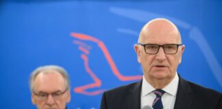 Woidke bald dienstältester Ministerpräsident Deutschlands Er war bislang dienstältester Ministerpräsident in Deutschland: Rainer Haseloff (CDU) in Sachsen-Anhalt (links). In einigen Monaten dürfte Dietmar Woidke (SPD) in Brandenburg den Titel übernehmen, weil der Stuttgarter Winfried Kretschmann (Grüne) bei der Landtagswahl im März nicht mehr antritt. (Archivbild)