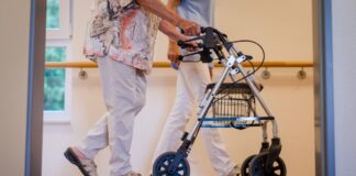 Pflege im Heim in Berlin und Brandenburg immer teurer Die Kosten für Pflege im Heim kennen in Berlin und Brandenburg nur eine Richtung: nach oben. (Archivbild)