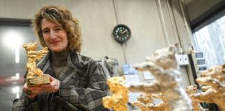 Festivalchefin Tricia Tuttle zeigt einen der Bären.