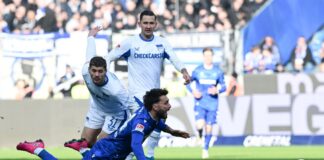 Spektakel ohne Sieger: KSC und Hertha trennen sich 2:2 Lieferten sich ein umkämpftes Duell: Karlsruhes Fabian Schleuener und Marton Dardai von der Hertha.