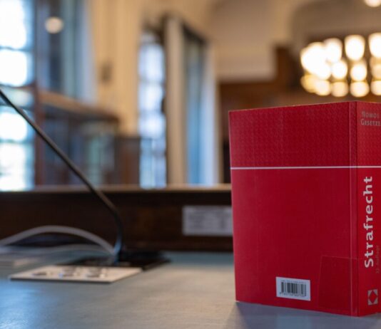 Wegen Mordes an seiner Ehefrau ist ein 45-Jähriger zu lebenslanger Haft verurteilt worden. Mit einem Messer hatte er auf die vierfache Mutter eingestochen. (Foto Illustration)