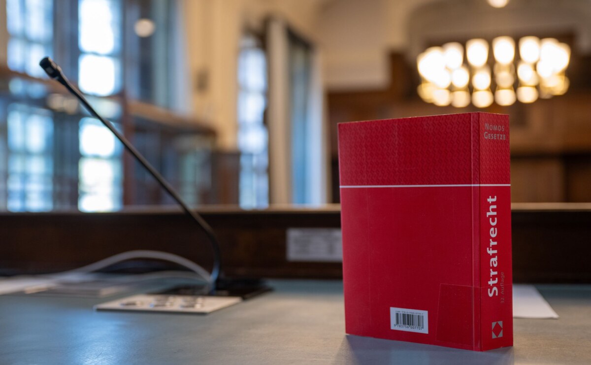 Urteil wegen Totschlags Wegen Mordes an seiner Ehefrau ist ein 45-Jähriger zu lebenslanger Haft verurteilt worden. Mit einem Messer hatte er auf die vierfache Mutter eingestochen. (Foto Illustration)