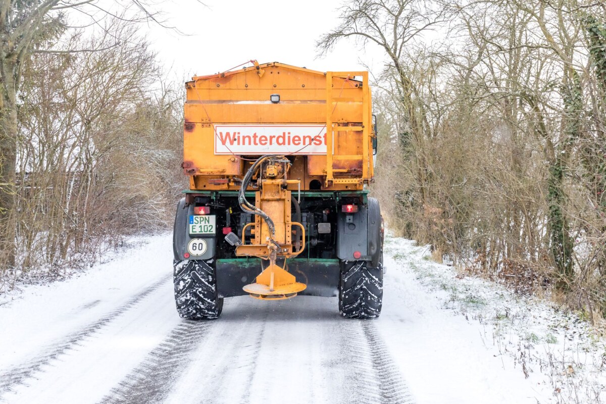 Schnee in Brandenburg Reichlich Neuschnee, starker Wind und Glätte - für Freitag müssen sich die Winterdienste laut DWD auf viele Einsätze einstellen. (Archivbild)