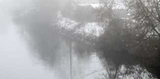 Der DWD prognostiziert neben anhaltender Glätte auch Nebel.