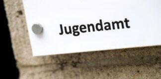 Zwei Kinder kommen nach mutmaßlicher Misshandlung in Obhut Das Jugendamt Berlin hat zwei Kinder aus Brandenburg in Obhut genommen (Symbolbild).