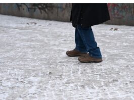 Naturschutzbund nennt Salz-Einsatz «Schnapsidee» Für Fußgänger ist es auf vielen Gehwegen gefährlich.