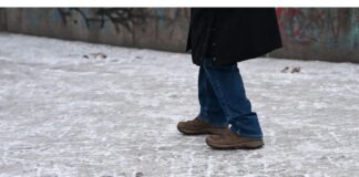 Naturschutzbund nennt Salz-Einsatz «Schnapsidee» Für Fußgänger ist es auf vielen Gehwegen gefährlich.