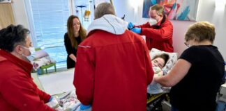 Kreativ durch die Krise: Berliner trotzen Stromausfall Die Pflegeeinrichtung war vom großflächigen Stromausfall im Südwesten Berlins betroffen, weshalb die Bewohner kurzfristig umziehen mussten.