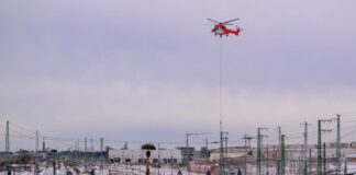 Mast aus der Luft: Hubschrauber hilft bei Bauarbeiten Ein Hubschrauber half bei Bauarbeiten am Cottbuser Bahnhof.