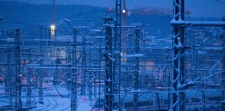 Eingeschneite und vereiste Weichen behindern Bahnverkehr Weichen werden von Schnee zugeweht und frieren ein.