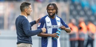 Trainingszoff bei Hertha: Leitl schickt zwei Profis vom Feld Stefan Leitl (l) schickt Deyovaisio Zeefuik nach einem Trainingszoff mit Paul Seguin vom Feld. (Archivbild)