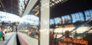 Bahn reduziert ab Februar ICE-Halte in Spandau Die Fernzüge der Deutschen Bahn halten ab Februar seltener am Berliner Bahnhof Spandau. (Archivbild)