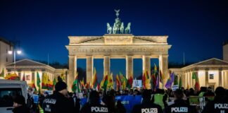 Pro-kurdische Demonstranten ziehen durch Berlin Abgeschirmt von der Berliner Polizei demonstrierten hunderte von Menschen am Brandenburger Tor aus Solidarität mit den Kurden im Nordosten Syriens.