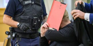 Der Angeklagte soll einen Polizisten getötet haben.