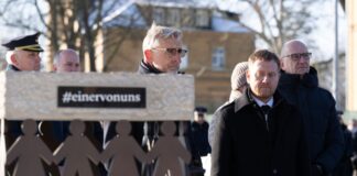 Woidke und Kretschmer gedenken des toten Polizisten Die Regierungschefs von Sachsen und Brandenburg, Michael Kretschmer und Dietmar Woidke, gedenken des in Lauchhammer getöteten Polizisten.