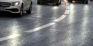 Neue Woche startet mit Glatteis, Schnee und Sprühregen Autofahrer in Berlin und Brandenburg müssen sich auf Glatteis einstellen. (Symbolbild)