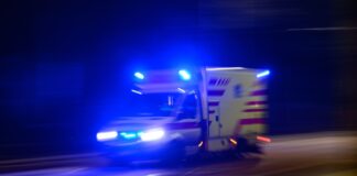 Autofahrerin nach Unfall mit Krankenwagen notoperiert Die Besatzung des Krankenwagens blieb unverletzt. (Symbolbild)