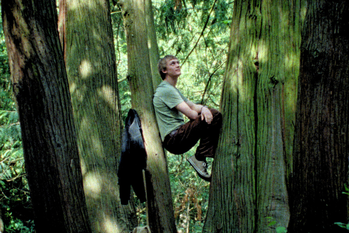 Hannes (Enzo Brumm) fühlt sich an der Universität als Außenseiter. Bild: Pandora Hannes (Enzo Brumm) fühlt sich an der Universität als Außenseiter. Bild: Pandora