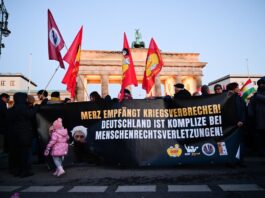Demonstration gegen Syriens Präsidenten am Brandenburger Tor in Berlin. 