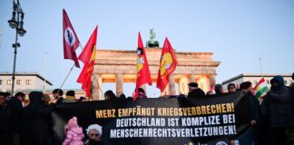 Demonstration gegen Syriens Präsidenten am Brandenburger Tor in Berlin. 