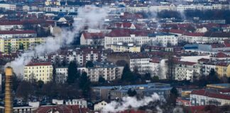 Experten warnen vor Nutzung ungeeigneter Geräte zum Heizen «Wir beobachten immer wieder, dass in Notsituationen Geräte genutzt werden, die nicht für den Betrieb in Innenräumen geeignet sind», hieß es von der Berliner Schornsteinfeger-Innung. (Archivfoto)