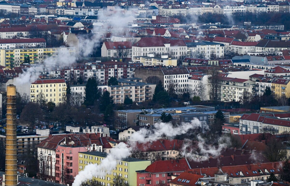 Schornsteine «Wir beobachten immer wieder, dass in Notsituationen Geräte genutzt werden, die nicht für den Betrieb in Innenräumen geeignet sind», hieß es von der Berliner Schornsteinfeger-Innung. (Archivfoto)