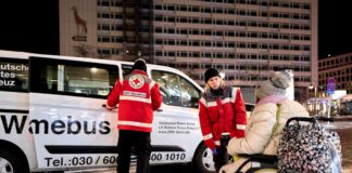 Lisa Wiedemann und Sebastian Ulm suchen Menschen auf, die trotz Kälte auf der Straße sind. 