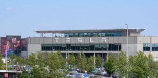 Rund 1.700 weniger Beschäftigte – Tesla: Normale Schwankung Der US-Elektroautobauer Tesla spricht von Arbeitsplatzsicherheit in der Fabrik in Grünheide (Archivbild).