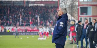 Rückkehr des Urs‘: Mainzer Hoffnungen trotz Tor-Schmerz Mainz-Trainer Urs Fischer blickt auf das Spielfeld der Alten Försterei.
