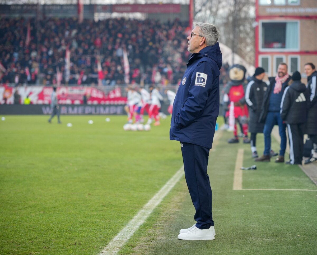 1. FC Union Berlin - FSV Mainz 05 Mainz-Trainer Urs Fischer blickt auf das Spielfeld der Alten Försterei.