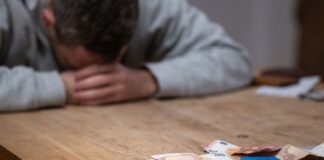 Jeder zehnte Berliner ab 18 galt 2025 als überschuldet Die Zahl überschuldeter Verbraucher in Berlin ist im vergangenen Jahr gestiegen. (Symbolbild)