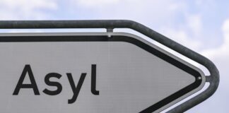 Der Einführung einer kreisspezifischen Wohnsitzauflage für Migranten löst Streit in Brandenbrg aus. (Symbolbild)