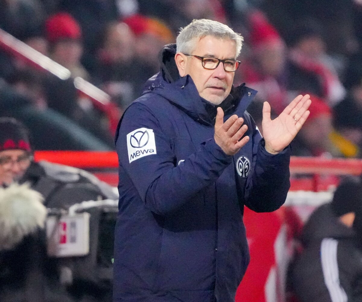 1. FC Union Berlin - FSV Mainz 05 Mainz-Trainer Urs Fischer klatscht in die Hände.
