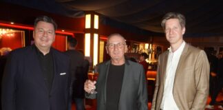 Kabarettist und Tipi-Gründer Holger Klotzbach gestorben Holger Klotzbach (mitte), Gründer des Tipi am Kanzleramt - hier bei einer Uraufführung zwischen den früheren Senatoren Andreas Geisel und David Wesener -, ist am Freitag gestorben. (Archivbild)