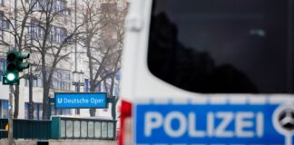 Am U-Bahnhof Deutsche Oper in Berlin ist ein 17-Jähriger durch einen Stromschlag getötet worden.