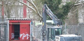 Viele Schulen nach Stromausfall bis Mittwoch dicht Am Samstagmorgen wurde durch eine politisch motivierte Brandstiftung an einer Kabelbrücke über den Teltowkanal zum Kraftwerk Lichterfelde wichtige Leitungen beschädigt.