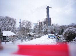 Stromausfall in Berlin: Senat koordiniert Hilfen Ein Einsatzfahrzeug der Polizei steht an der Brandstelle einer Kabelbrücke vor dem Kraftwerk Lichterfelde am Teltowkanal. Nach dem Brand einer Kabelbrücke ist im Südwesten Berlins für 50.000 Haushalte und 2.000 Gewerbebetriebe der Strom ausgefallen.
